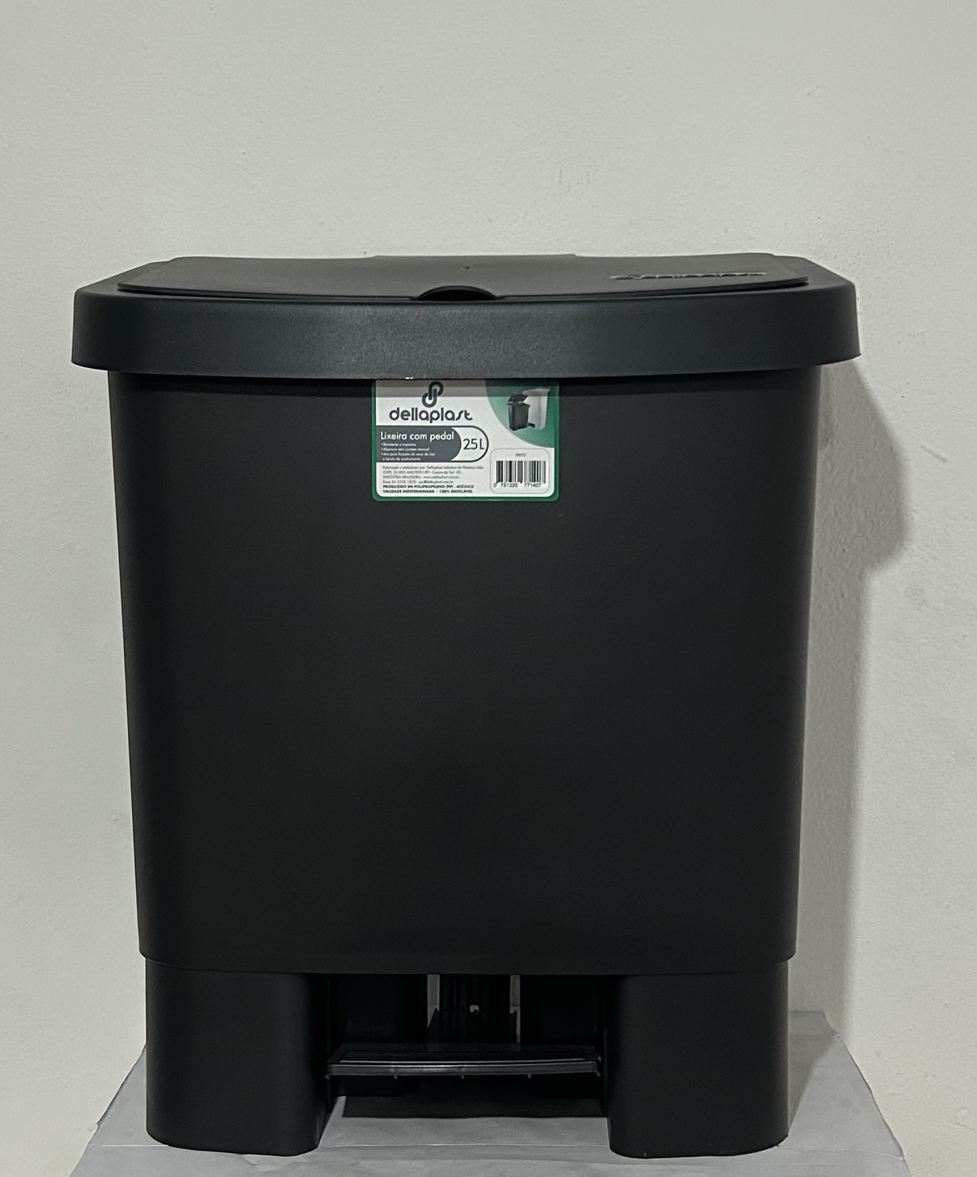 LIXEIRA COM PEDAL 25L PRETA 